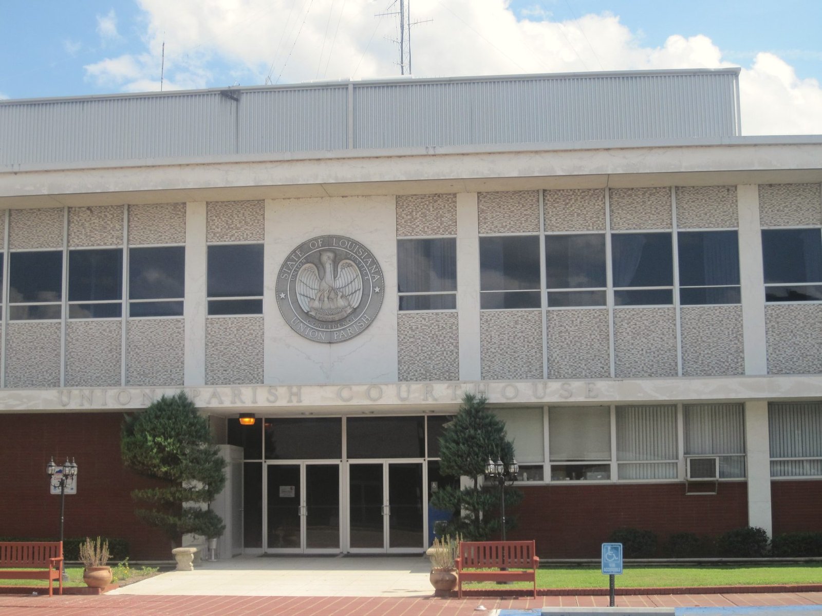 The Union Parish Courthouse with the state seal over its entrance